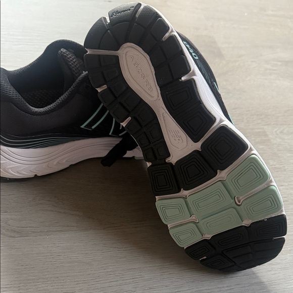 new balance 840’s size 8 - Picture 4 of 6